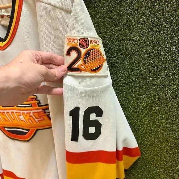 Vintage NHL 1989-90 Vancouver Canucks 20th Anniversary Trevor Linden Jersey - Picture 4 of 12